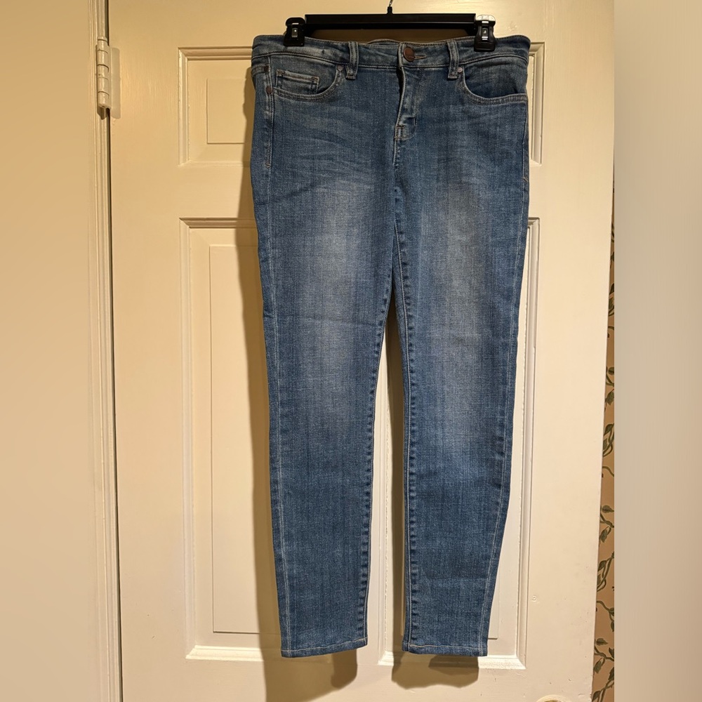 Harper skinny jeans light blue wash. Size 28.